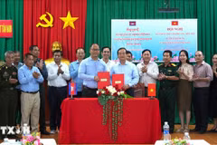 Leaders of Tay Ninh of Vietnam and Prey Veng of Cambodia sign a bilateral meeting minutes, agreeing on preparations for the inauguration of the Tan Nam – Meun Chey international border gate pair. (Photo: VNA)