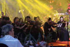 Symphony orchestra performs at the concert. (Photo: VNA) 