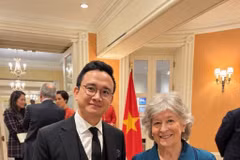 Associate Professor Dang Duc Huy (left) poses for a photo with Canadian Governor General Louise Arbour. (Photo: VNA)