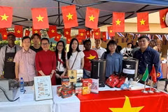 Staff members of the Vietnamese Embassy in Mozambique pose for a commemorative photo at the booth during the event. (Photo: VNA) 