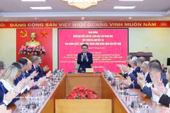 Politburo member, Secretary of the Party Central Committee and Chairman of the committee’s Commission for Policy and Strategy Nguyen Thanh Nghi works with the Russian delegation (Photo: VNA)