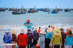 Vinh Tan fishing port stretches along the coast of Tuy Phong district, bordering former Binh Thuan and Ninh Thuan provinces, now part of Vinh Hao commune, Lam Dong province. (Photo: VietnamPlus)