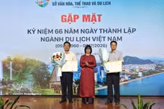 Certificates recognising two new tourist attractions presented to representatives of the sites. (Photo: VNA)