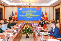 Deputy Minister of National Defence Senior Lieutenant General Nguyen Truong Thang and US Ambassador to Vietnam Jennifer Wicks hold talks before signing the agreements. (Photo: VNA) 