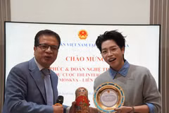 Ambassador Dang Minh Khoi wishes Duc Phuc success. (Photo: VNA)