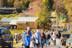 Tourists enjoy Russia’s golden autumn. (Photo: VNA)