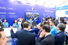 Visitors learn about CMC’s "Make in Vietnam, Made by CMC" ecosystem of AI solutions. (Photo published by VNA)