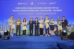 Local leaders present gifts to the first passengers on the Shenzhen–Da Nang flight. (Photo: congly.vn)