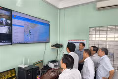 Leaders of the Vinh Long provincial People’s Committee and relevant departments inspect the vessel monitoring system at Binh Dai fishing port. (Photo: VNA) 