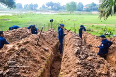 Team K91 under the Dong Thap provincial Military Command search for martyrs’ remains in Cambodia. (Photo: VNA) 