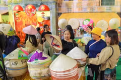 Conical hats from Chuong village are showcased at the “Hanoi Autumn Essence” space of the Autumn Fair 2025. (Photo: VNA)