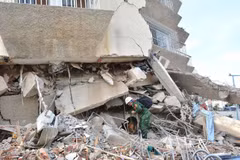 Rescuers search for survivors trapped beneath the rubble. (Photo published by VNA) 