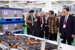 Former Indonesian President Joko Widodo, second from right, with Hyundai Motor Group Chairman Chung Eui-sun in Indonesia on June 3, 2024 (Photo: koreajoongangdaily.joins.com) 