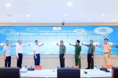 Delegates press the button to inaugurate the upgraded Command Information Centre and surveillance camera system. (Photo: Nhan dan) 