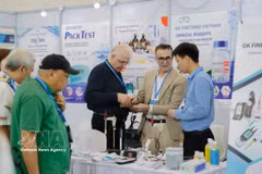 The exhibition drew more than 18,000 online registrations, with about 75% of visitors being professional buyers from factories, manufacturers, distributors and procurement departments of brands operating in Vietnam. (Photo: VNA) 