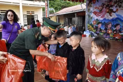Lao Cai Border Guard presents gifts to students at Dao Dan San satellite school in Si Ma Cai commune. (Photo: VNA) 