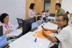 Civil servants at the Dong Xoai ward Public Administration Service Centre handle administrative procedures for local residents. (Photo: VNA)