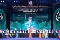 Certificates of merit are presented to outstanding farmers in digital transformation and e-commerce at the ceremony on October 12. (Photo: VNA)