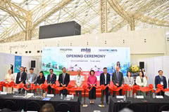 Delegates cut the ribbon to officially open the exhibitions on October 13, 2026. (Photo: VNA)
