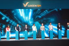 Green SM Global CEO Nguyen Van Thanh and Haryana's Minister of Industries and Commerce Rao Narbir Singh, together with delegates, press the button to officially launch the service. (Photo: VNA) 