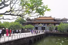 A large number of tourists visit Hue Imperial City. (Photo: VNA) 