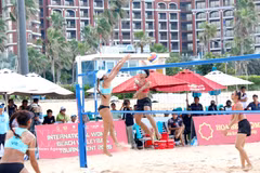 The thrilling final between Vietnam 1 (in blue) and Thailand 1. (Photo: VNA)