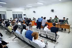 Hanoi police officers issue Level-2 electronic identification accounts. (Photo: VNA) 