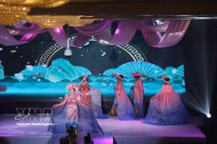 An Ao Dai performance at the event. (Photo: VNA) 