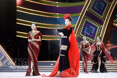A costume show at the 2026 Son La International Brocade Festival. (Photo: VNA)