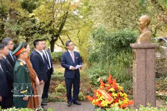 Delegates pay tribute to President Ho Chi Minh at his statue in Paris. (Photo: VNA)