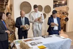 Vietnamese Ambassador to France Dinh Toan Thang visits a Vietnamese business booth. (Photo:VNA)