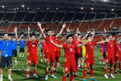 Vietnamese players celebrate with fans. (Photo: VNA) 