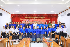 Delegates pose for a group photo at the dialogue on supporting youth in building careers and livelihoods. (Photo: VNA) 