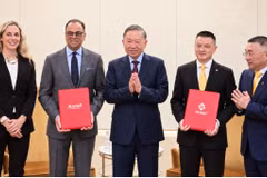 Representatives of Sun Group and Marriott International exchange the strategic cooperation document in New York, witness by General Secretary of the Communist Party of Vietnam Central Committee and President To Lam (Photo: VNA published) 