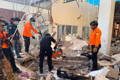 Rescuers search for victims following the earthquake in Flores, Indonesia, on August 15, 2026. (Photo: Xinhua/VNA) 
