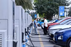 A charging station in Hanoi. Battery electric vehicles will continue to enjoy exemption on the first-time registration fee through the end of 2030. (Photo: VNA)
