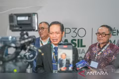 Indonesia's Environment Minister Hanif Faisol Nurofiq (center) addresses reporters on the sidelines of the Belem Leader Summit in Brazil (Photo: Antara) 