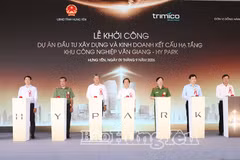 Since the beginning of the year, Hung Yen province has launched the construction of numerous industrial parks, industrial clusters, social housing projects and key transport infrastructure works, creating more room for investment attraction and production growth. (In the photo: Officials launch the construction of the Van Giang Industrial Park infrastructure development and business project in Nghia Tru commune.) (Photo: Hung Yen Newspaper)