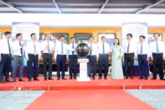 Delegates press the button to launch the “Phong Nha – Hue Ancient Capital: World Heritage Journey” tourist train. (Photo: VNA) 