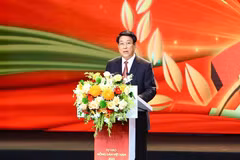 State President Luong Cuong addresses the ceremony honouring outstanding farmers and agricultural scientists on October 14. (Photo: danviet.vn)