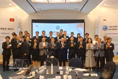 Participants pose for a group photo at the seminar in Seoul on September 19. (Photo: VNA) 