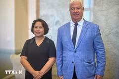 Ambassador Pham Thi Thu Huong meets with Ionian Islands Governor Yianis Trepeklis. (Photo: VNA) 