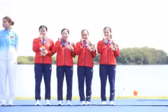 Vietnamese rowers Du Thi Bong, Le Thi Hien, Pham Thi Ngoc Anh and Ha Thi Vui celebrate after winning a bronze medal at ASIAD 2026. (Photo: VNA)