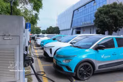 Electric vehicle charging stations and battery-swapping kiosks are becoming increasingly common across streets, parking areas and residential neighbourhoods in Hanoi. (Photo: VNA) 