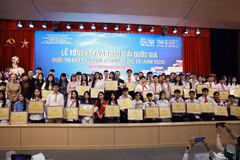 The organising committee holds the award ceremony for the 55th Universal Postal Union (UPU) International Letter-Writing Competition in Hanoi. (Photo: Vietnam Post)