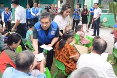 The Ho Chi Minh City delegation presents assistance to low-income households in Phu Xuan ward of Hue city. (Photo: VNA)