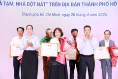 Certificate of merit presented to VIB for supporting housing programme for disadvantaged households in HCM City (Photo: VNA) 