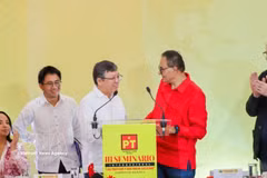 Benjamín Robles Montoya, Politburo member of the Labour Party (PT) and the party’s coordinator in Oaxaca state, congratulates Ambassador Nguyen Van Hai on his speech. (Photo: VNA)