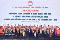President of the Vietnam Fatherland Front Central Committee Bui Thi Minh Hoai and Permanent Deputy Prime Minister Pham Gia Tuc honour organisations and individuals contributing to social welfare. (Photo: VNA)