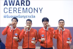 Fencing athletes Nguyen Xuan Loi, Nguyen Van Quyet, Le Van Bang, Phan Anh Duong dominate Malaysia 45–27 in the team final to win gold. (Photo: VNA)